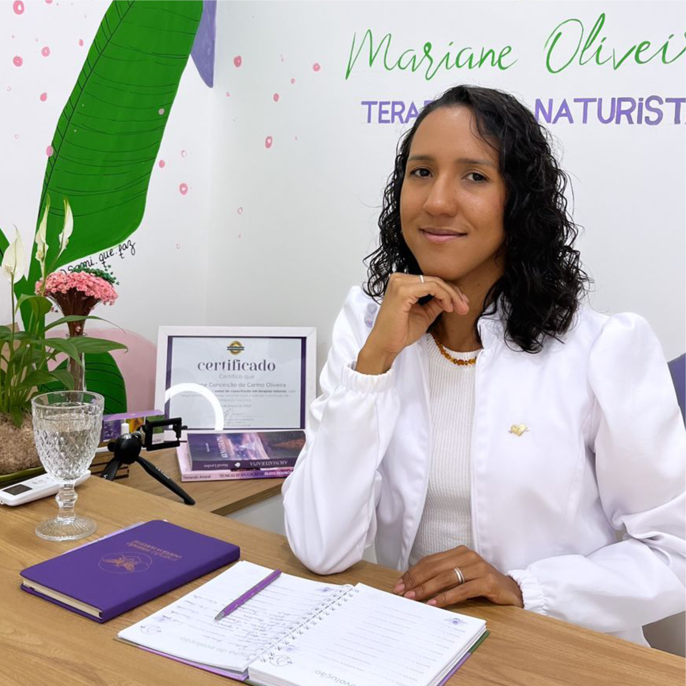 Mariane Oliveira em seu consultório